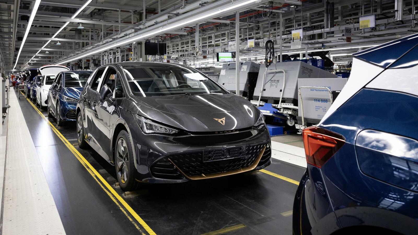 Neue Autos waren ließen sich im Jahr 2021 deutlich schwieriger verkaufen. Im Bild die Produktion des Cupra Born im VW-Werk Zwickau.