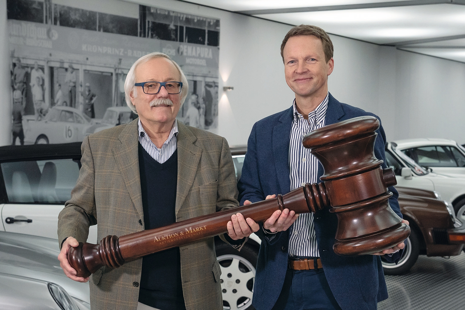 Karl Rolf Muth, Gründer von Auktion & Markt (l.). übergibt den Vorstandsvorsitz an Günter Kaufmann.