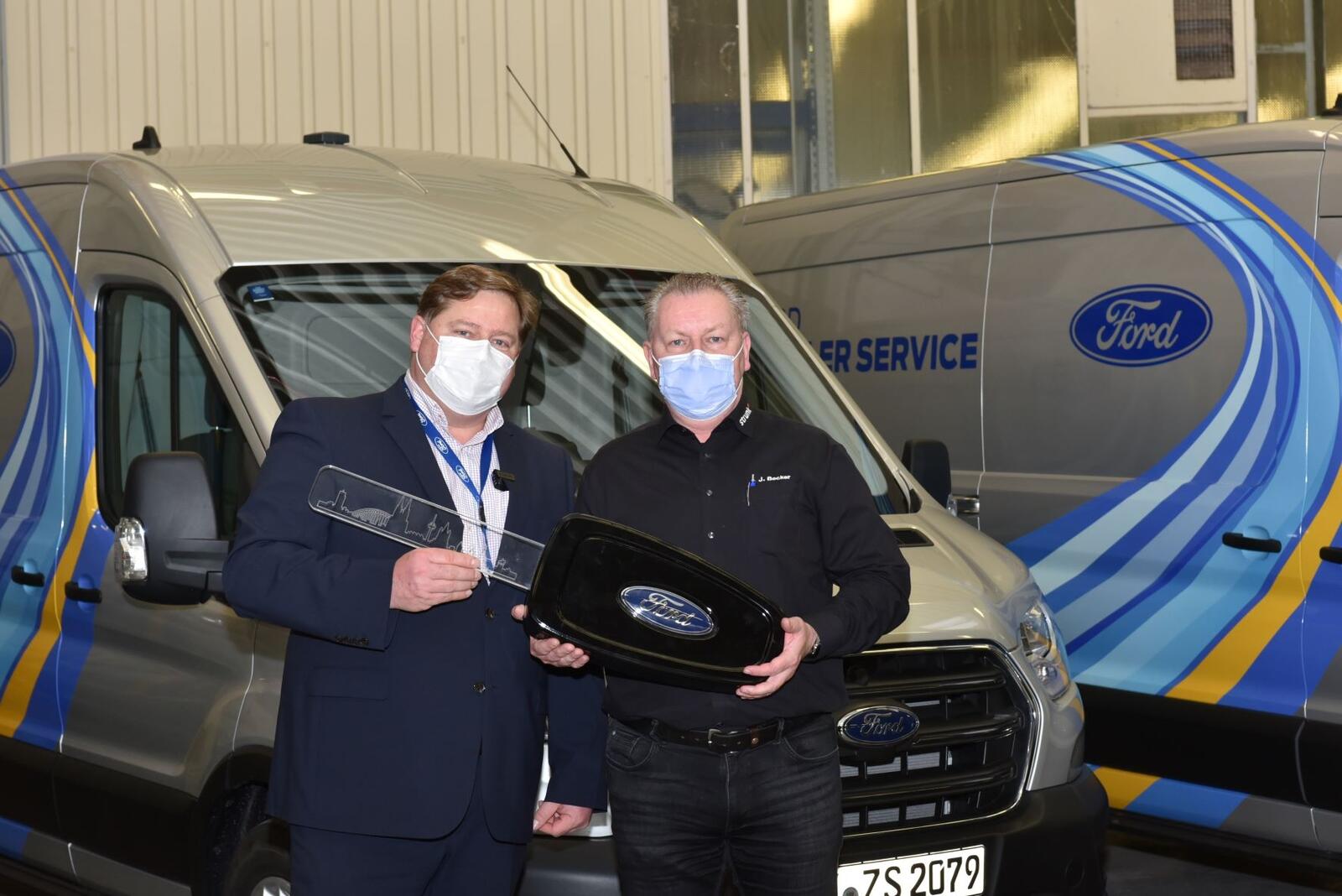 Jörg Pilger übergab als Direktor Ford Kunden-Service zum Projektstart im vergangenen Jahr einen Service-Van an Jürgen Becker (re.), Betriebsleiter des Kölner Ford-Partner Autohaus Strunk. Der Autobauer hat ein aktuelles Zwischenfazit gezogen.