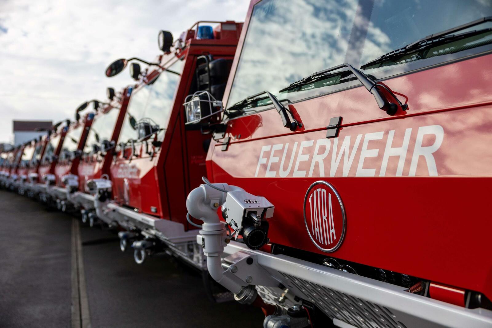Die Brandgefahr in Brandenburg und Mecklenburg-Vorpommern ist aufgrund hohem Waldbestand und einer Vielzahl von Blindgängern auf ehemaligen Truppenübungsplätzen hoch. 46 Tatra-Feuerwehrtrucks sollen künftige Löscharbeiten unterstützen.