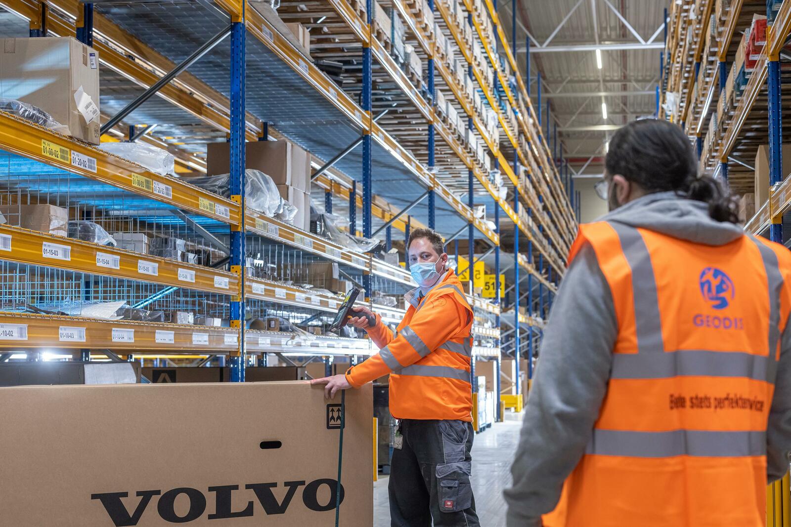 Im neuen, von Geodis betriebenen Zentrallager von Volvo Trucks lagern laut Eigenangaben über 30.000 Nfz-Teile.