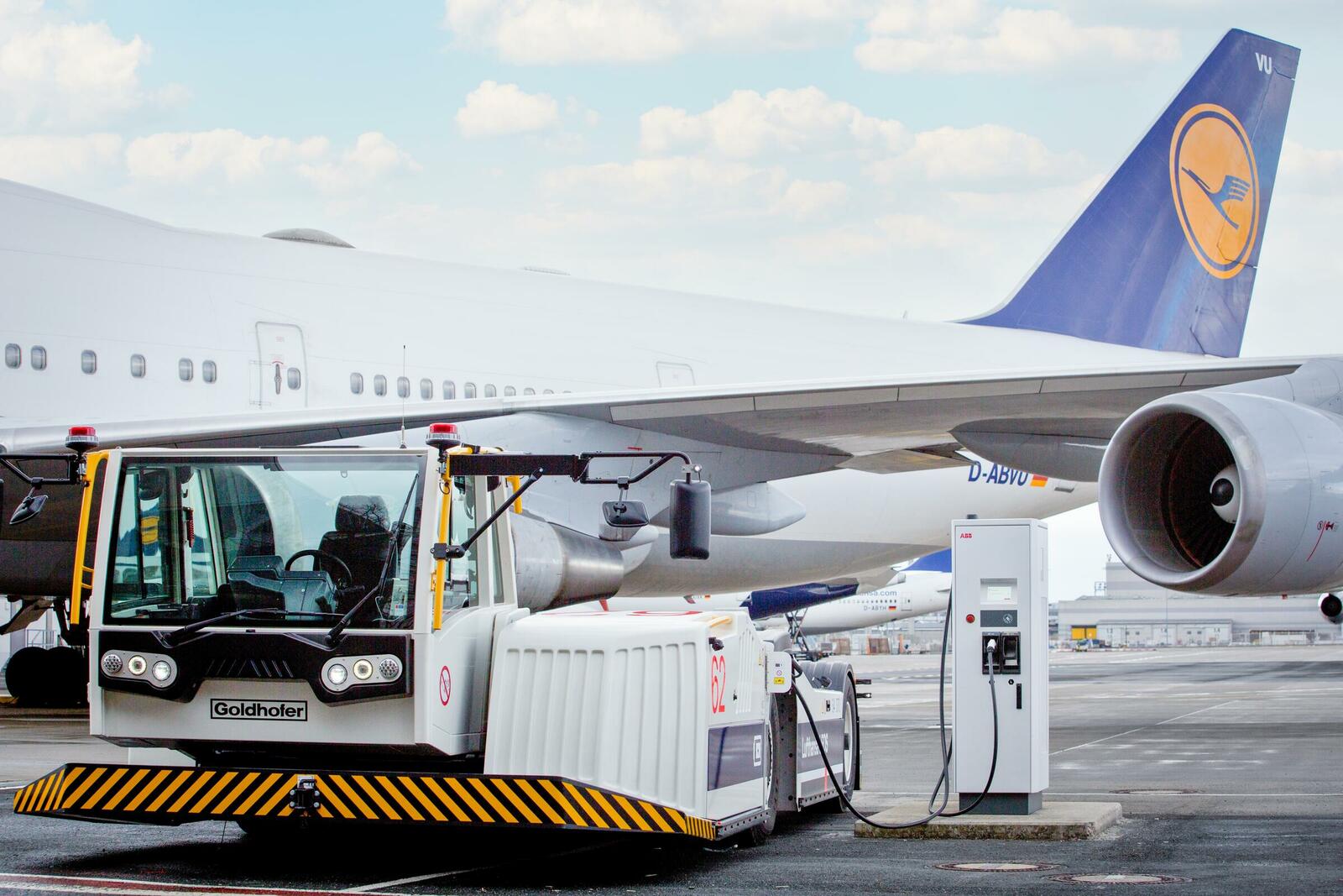 Lufthansa LEOS betreibt den Elektroschlepper Phoenix E nun auch auf dem Frankfurt Airport.