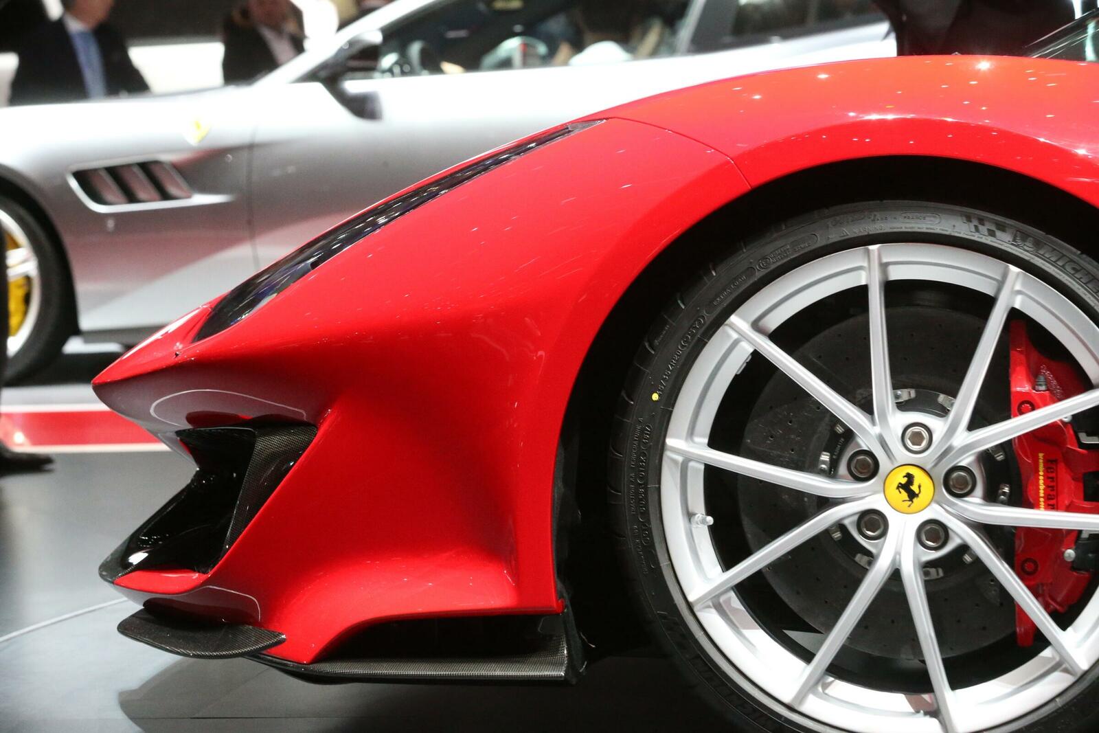 Möglicher Bremsflüssigkeitsverlust löst weltweit einen Eingriff an über 36.000 Ferrari aus. Betroffen ist auch die Baureihe 488.
