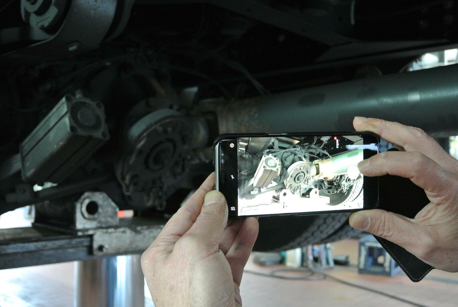 Mit dem Smartphone kann der Mechaniker die dringend notwendige Zusatzarbeit schnell dokumentieren und das Schadensbild an seinen Werkstattmeister schicken.
