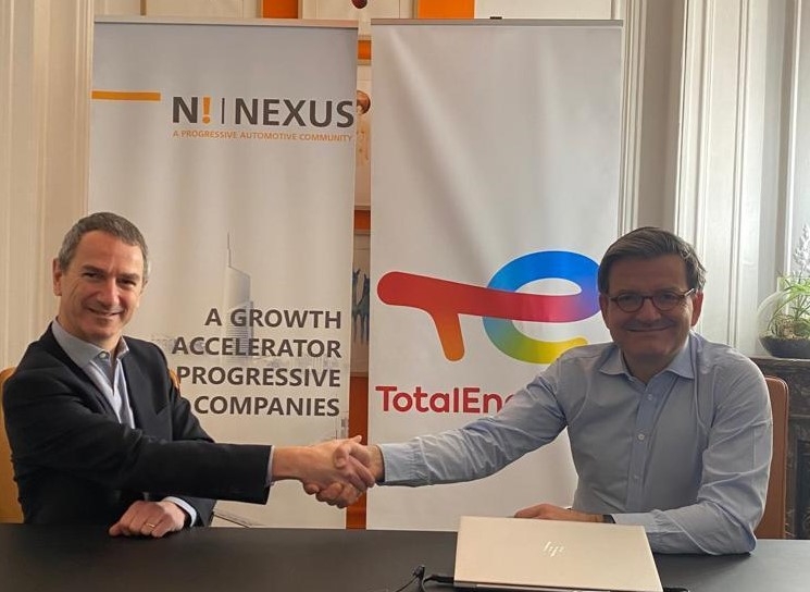 Jean Parizot, Vice President Automotive von Total Energies Lubrifiants (li.), und Gael Escribe, CEO von Nexus Automotive International, besiegelten die Fortsetzung.