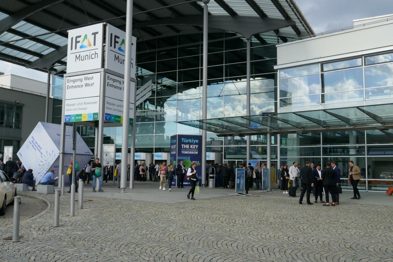 Die IFAT knüpfte an Vor-Corona-Zeiten an: Viele Aussteller und zahlreiche Besucher nutzen das Angebot und tauschten sich in München zu Branchenthemen  aus.