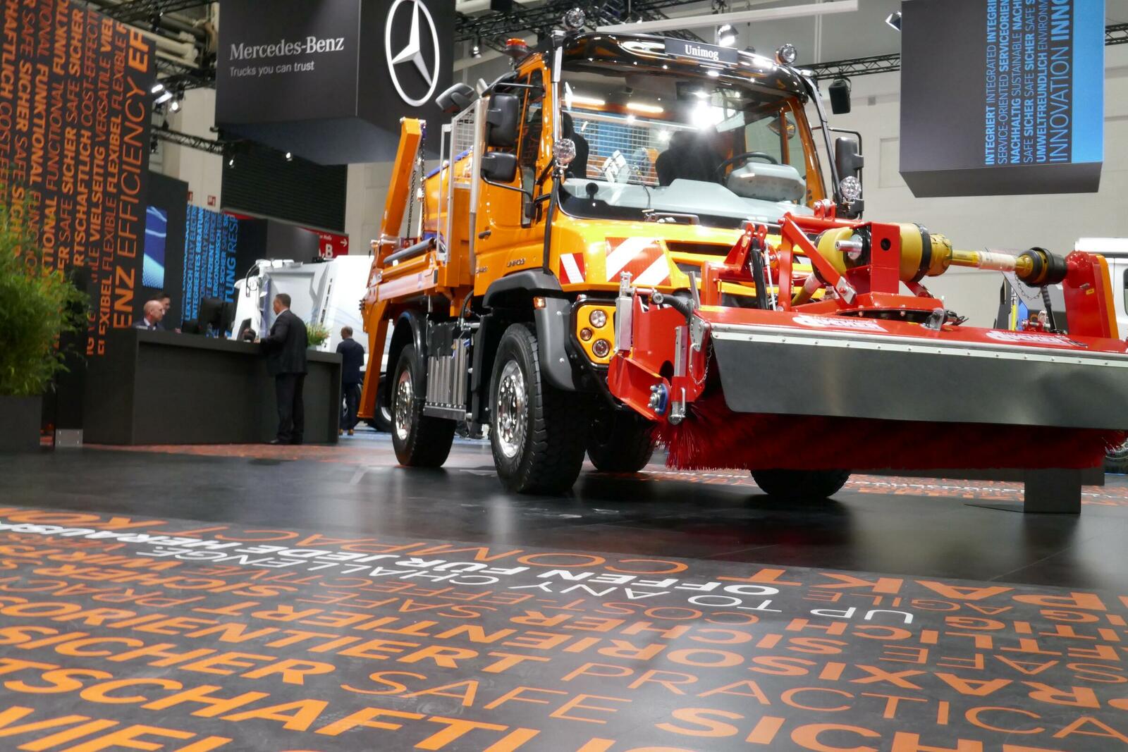 Mutter aller Geräteträger: Mercedes-Benz Trucks zeigte in München natürlich auch den in der Kommunalwirtschaft sehr gefragten Unimog U423. 