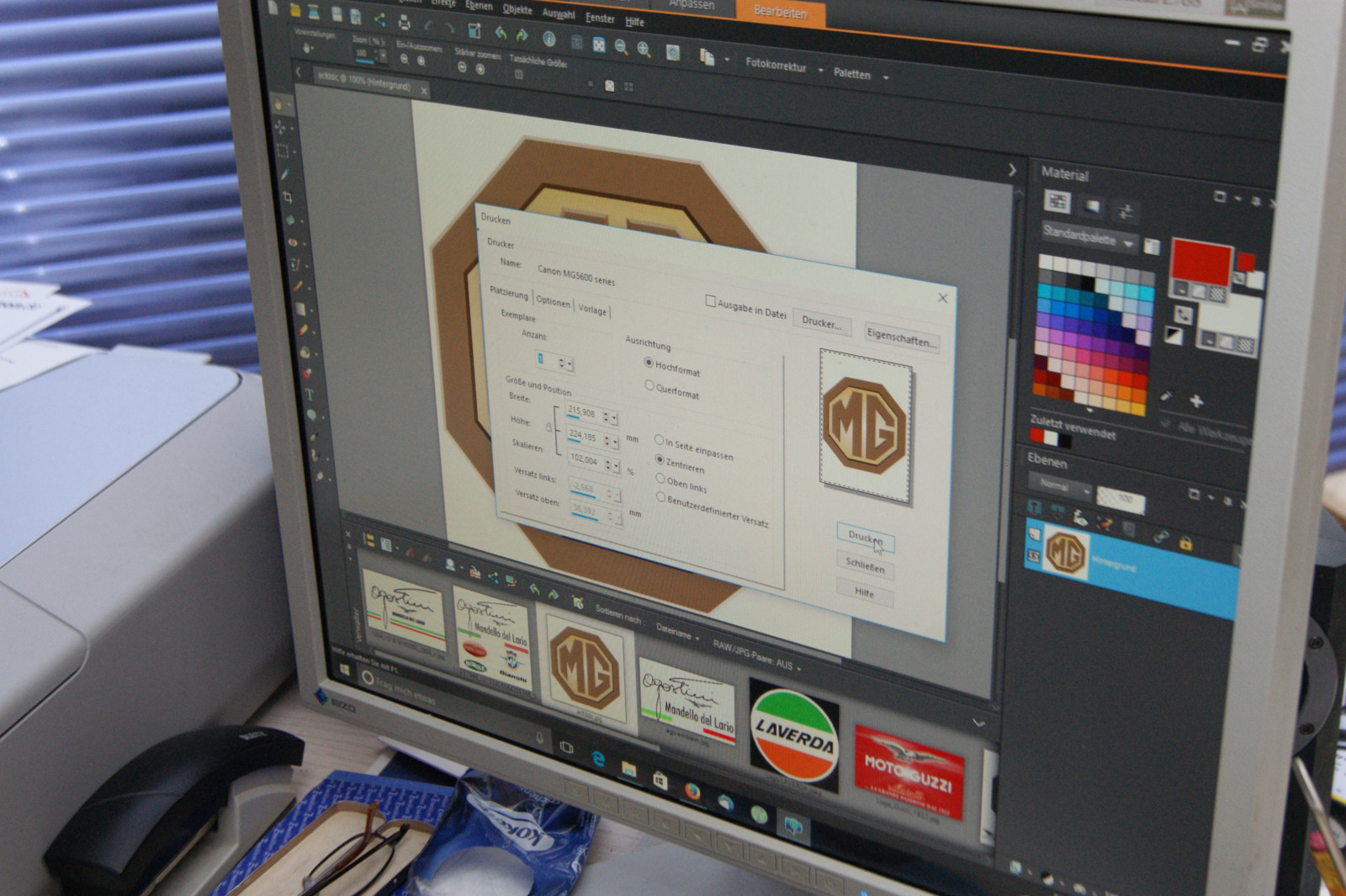 Embleme für Oldtimer werden heute am Computer erstellt und über einen 3D-Drucker ausgedruckt.