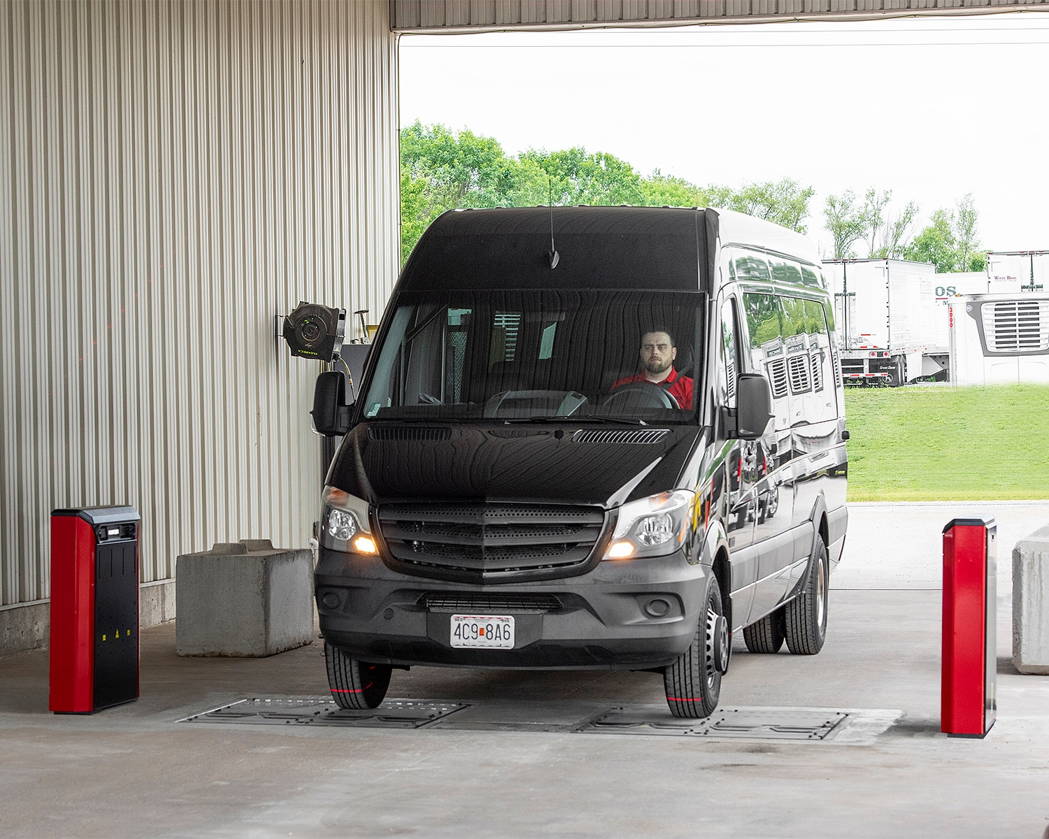 Mit Einfahrtvermessungssystemen wie dem Quick Check Drive von Hunter lassen sich Reifen und Fahrwerk bei der Durchfahrt prüfen.