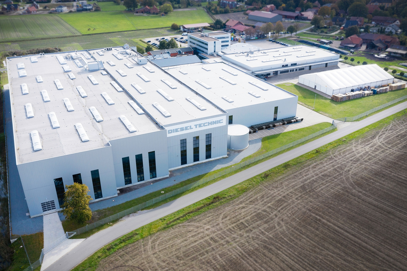 In den Jahren 2017 bis 2020 investierte das Unternehmen 30 Millionen Euro in Ausbaumaßnahmen am Unternehmenssitz im niedersächsischen Kirchdorf.