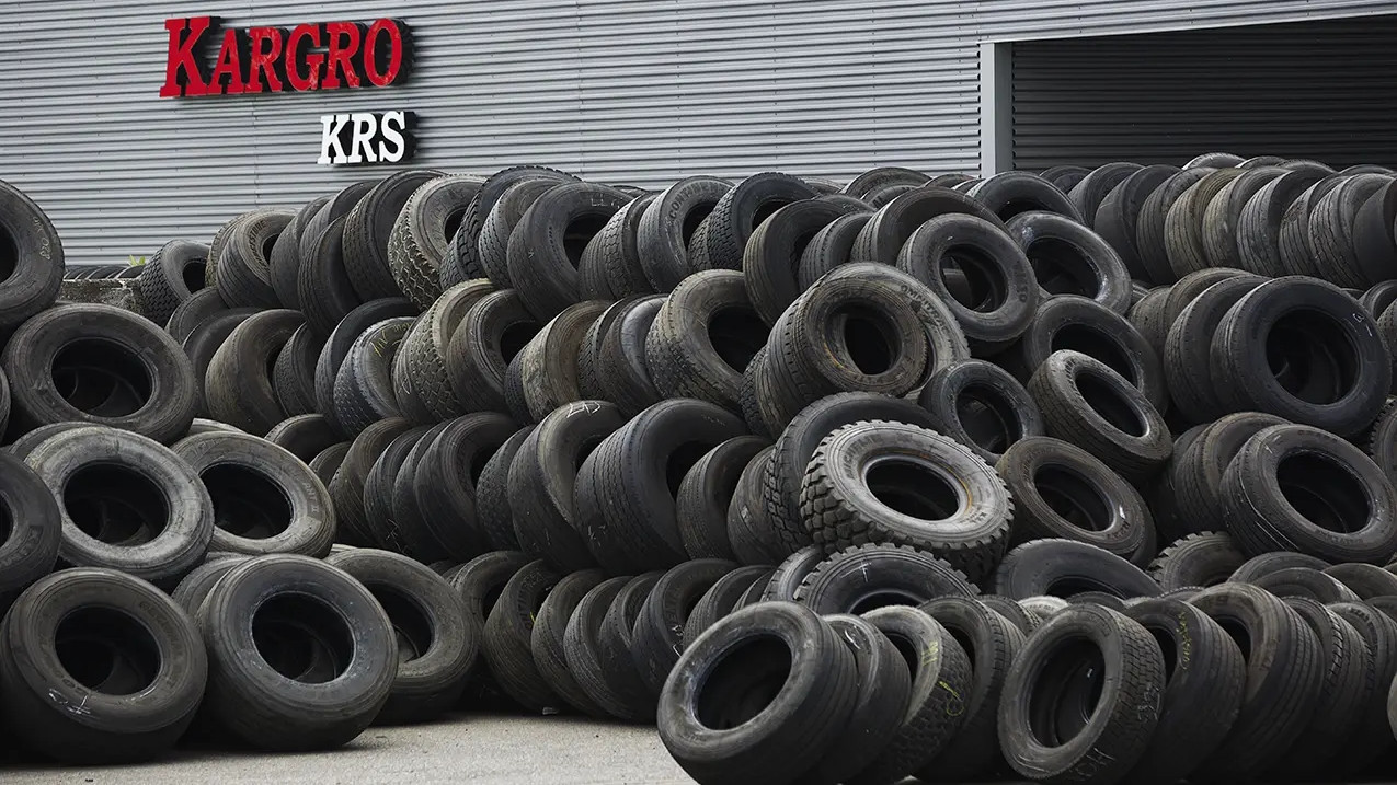 Zertifizierte Entsorgungsfachbetriebe sortieren die abgefahrenen Reifen sorgfältig und führen jeden Reifen dem nachhaltigsten Verwertungsweg zu.
