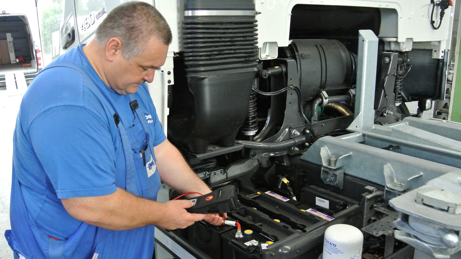 Die Prüfung der Batterien mit einem Schnelltester bei jedem Werkstattaufenthalt hilft, Batterieprobleme im Vorfeld zu erkennen. Prophylaktisches Nachladen sollte obligatorisch sein.
