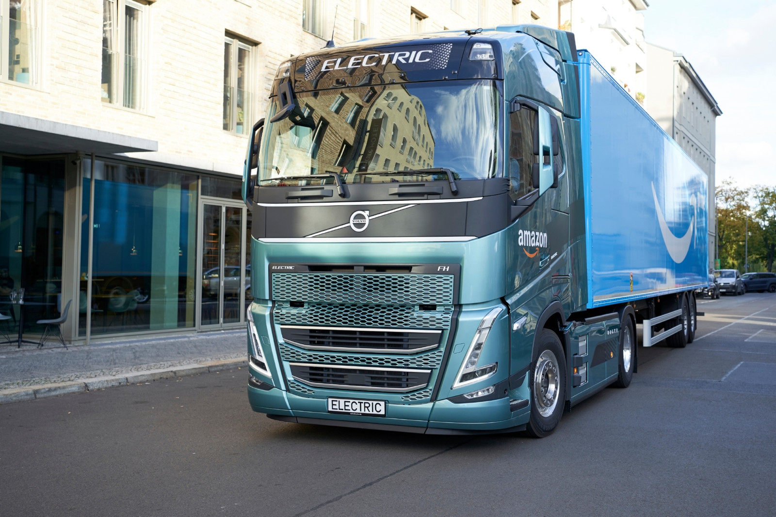Strom statt Diesel – Amazon hat zwanzig reinelektrische Sattelzugmaschinen bei Volvo gekauft.