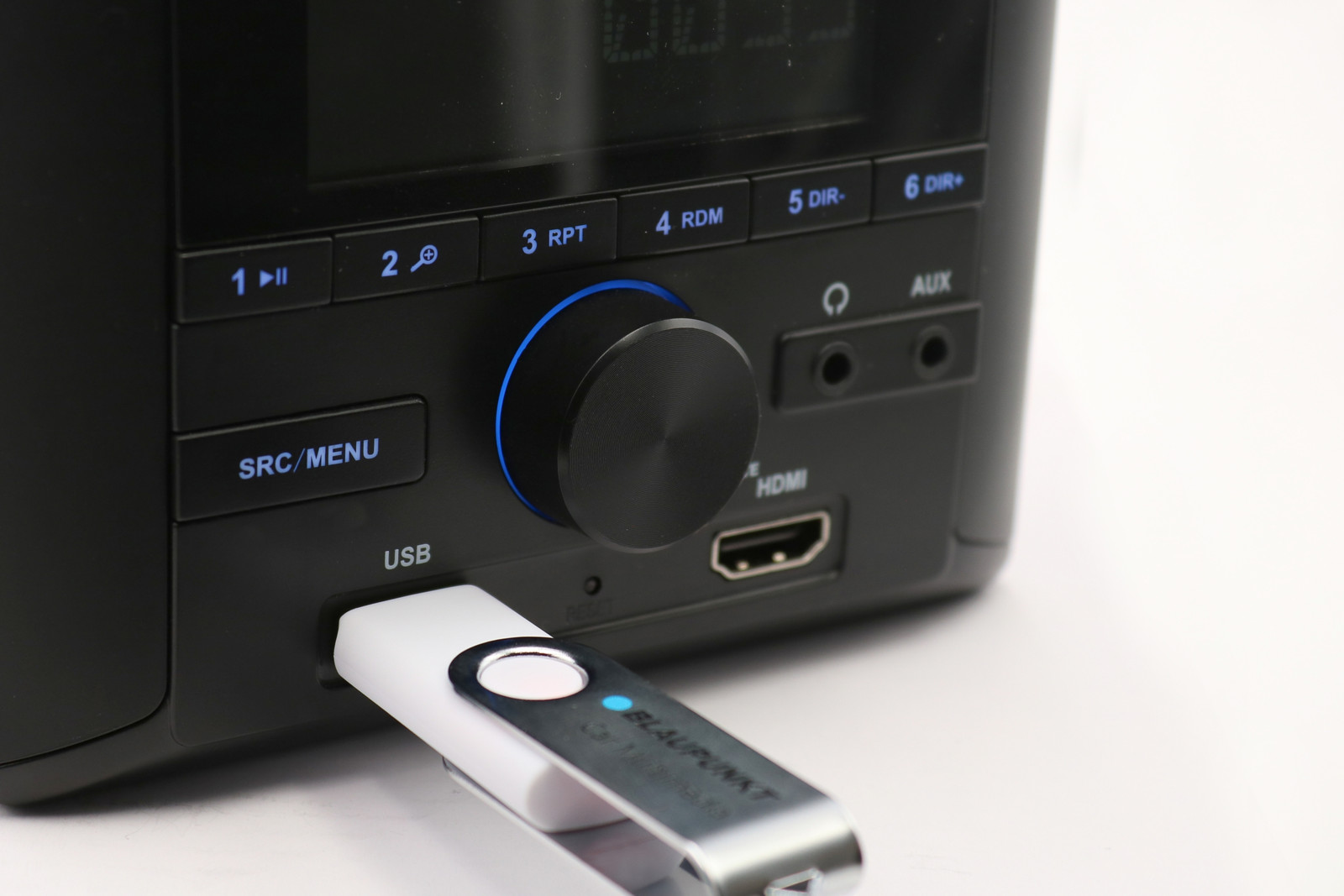 Das Blaupunkt BPA 3022 M verfügt über einen USB-Port, eine AUX-Schnittstelle, einen Kopfhörer-Ausgang sowie einen HDMI-Input.
