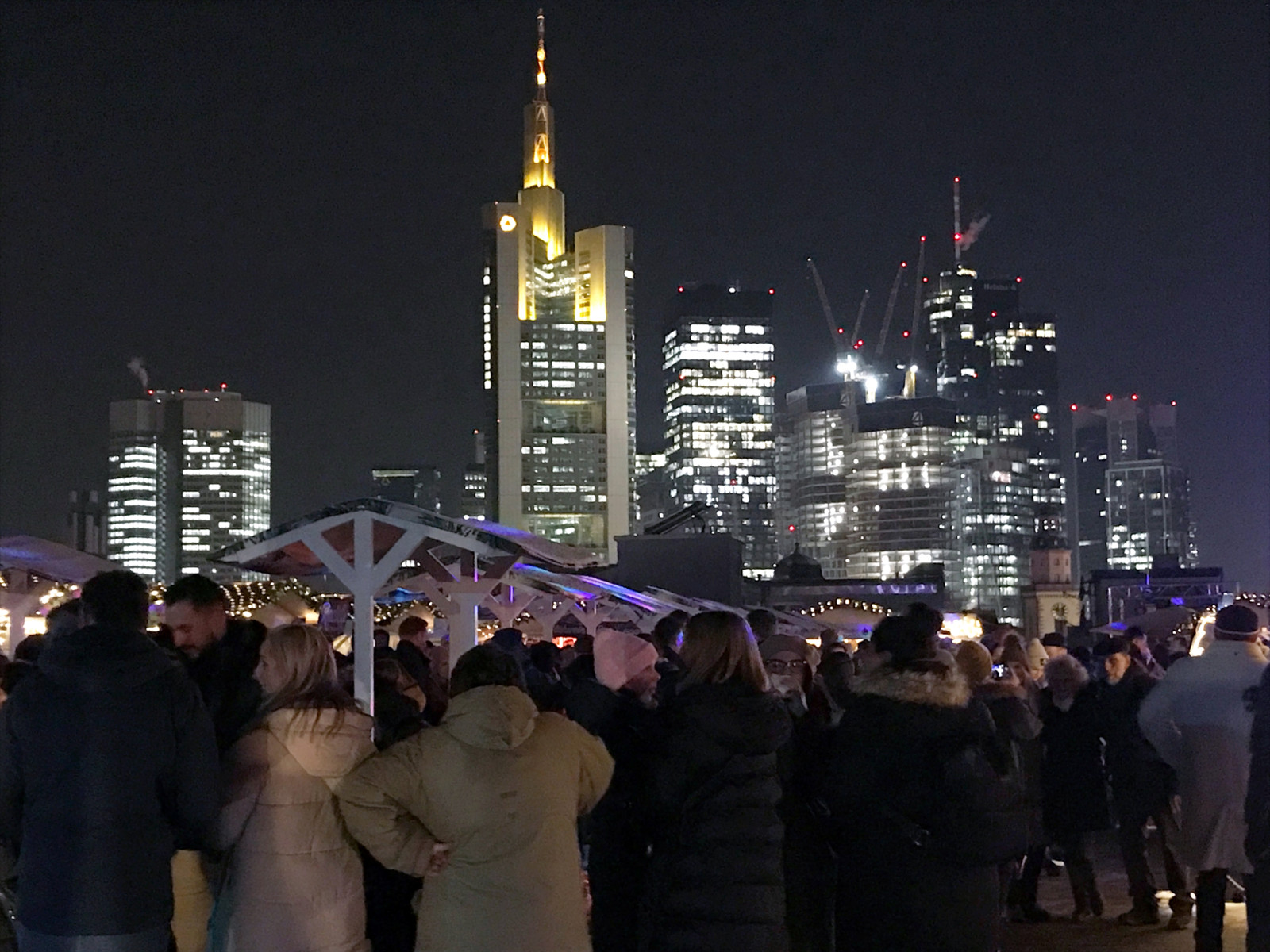 Bei der „CityAlm“ handelt es sich um einen „Rooftop“-Weihnachtsmarkt über den Dächern von Frankfurt und mit Blick auf die Skyline. Im Sommer wandeln die Macher die Location zum „CityBeach um.