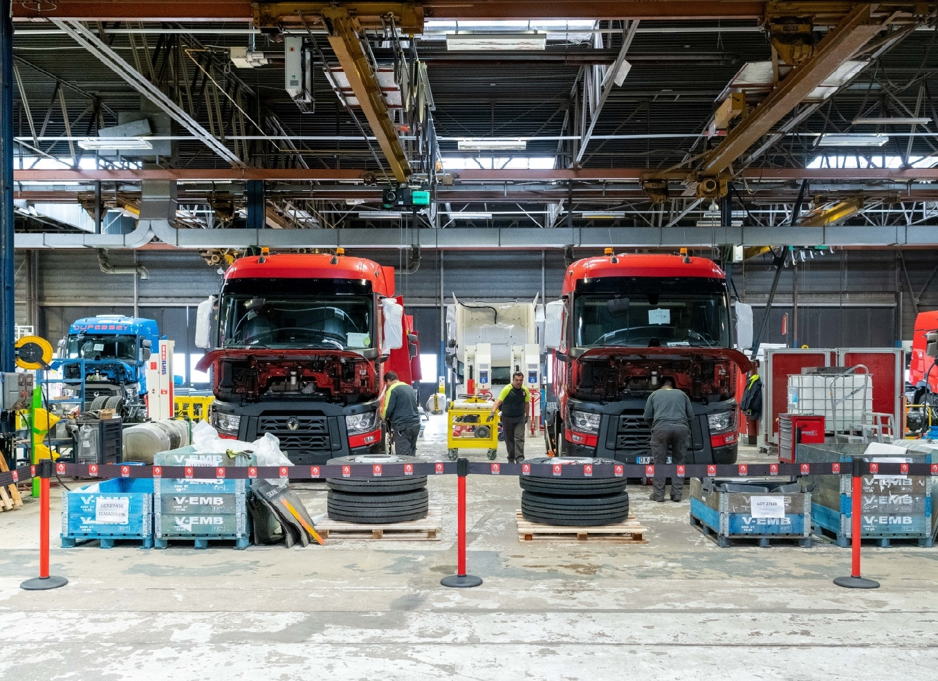 Aus dem ausrangierten Truck ins benachbarte Ersatzteillager: In der „Used Parts Factory“ von Renault Trucks werden Altteile für ein zweites Leben vorbereitet.