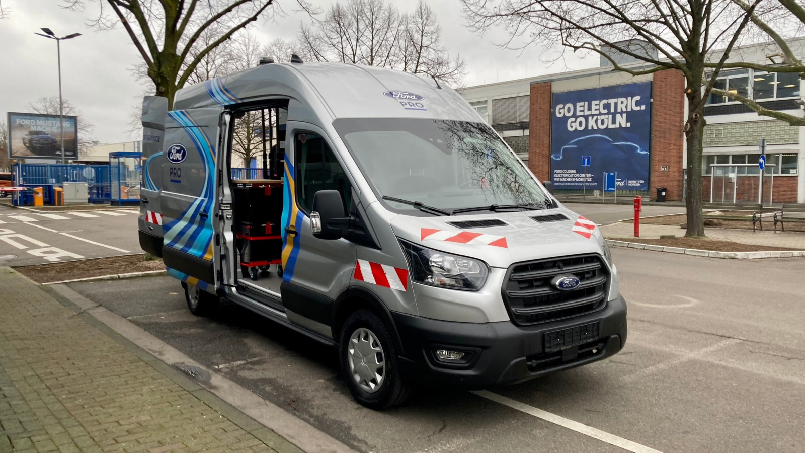 Bis Ende des Jahres sollen 90 Werkstatt-Vans für den mobilen Ford-Transporter-Service im Einsatz sein.