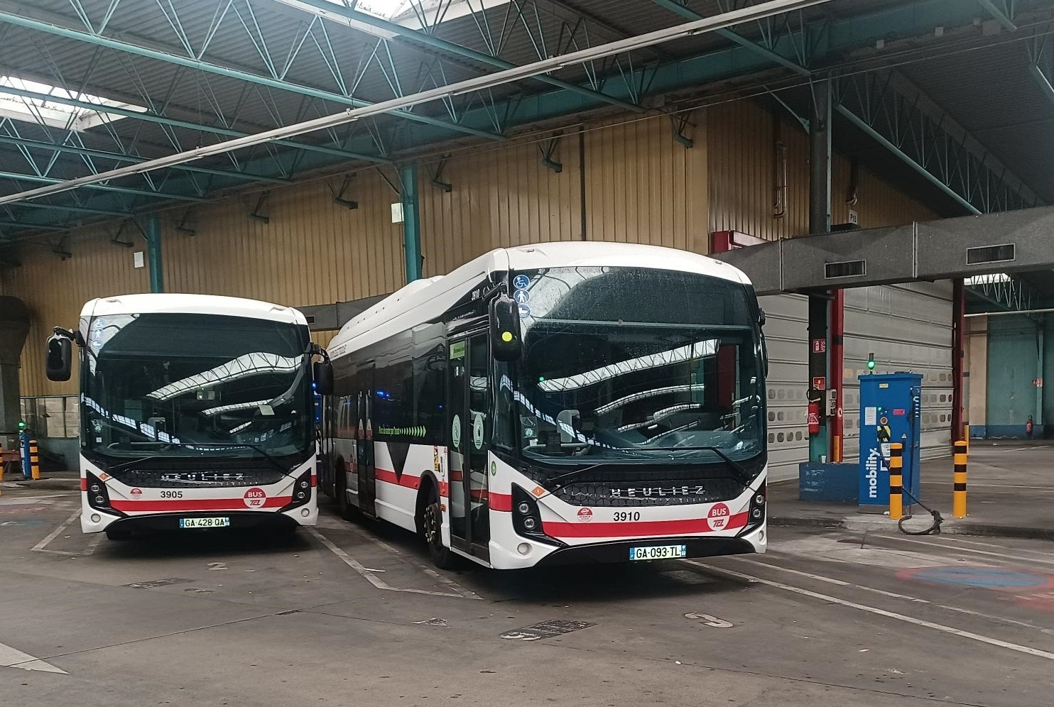 13 Heuliez-Stadtbusse mit Stromantrieb  sind Teil der Verkehrsgesellschaft TCL (Transports Commun Lyonnais). Bei Bedarf fahren Iveco-Techniker auf den Betriebshof des ÖPNV-Anbieters.
