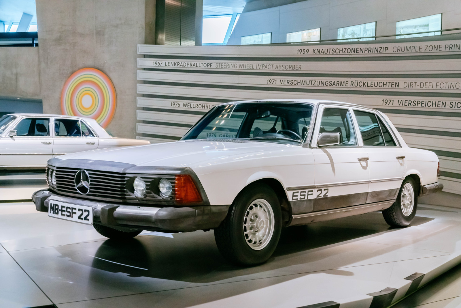  Mercedes-Benz Experimentier-Sicherheits-Fahrzeug ESF 22 aus dem Jahr 1973. Besonders markant ist die geschäumte Front.