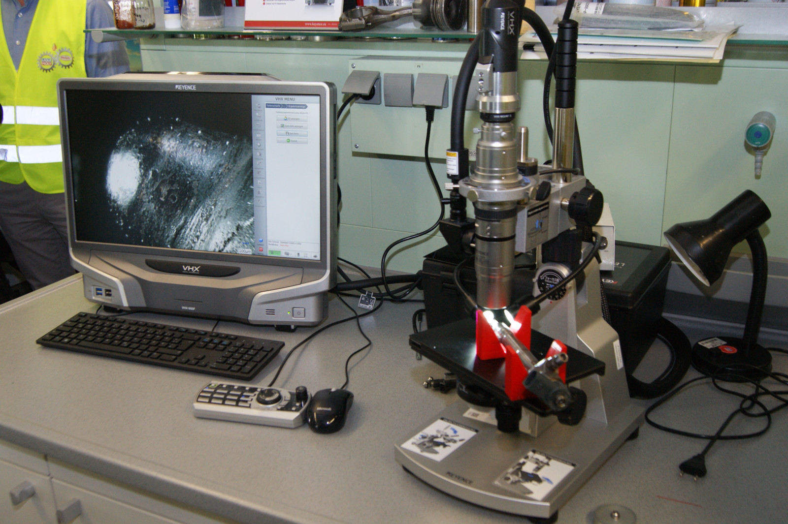 Um die Wirksamkeit der Additive zu belegen, werden auch Untersuchungen mit dem Mikroskop bei Liqui Moly durchgeführt.