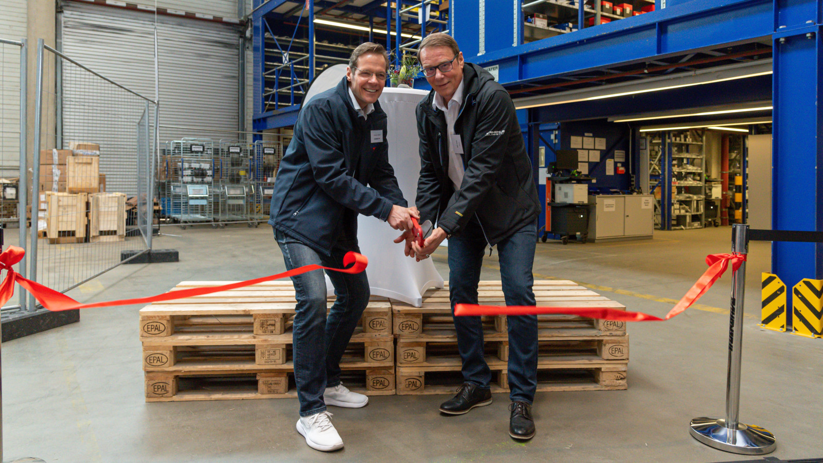 Der symbolische Moment der Lagereröffnung: Carat-Geschäftsführer Christian Gabler und Ralf Jörke von Rhenus Logistik. 