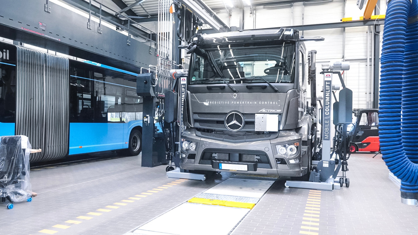 Die Produktpräsentation des neuen „Maha C_RGA“ fand im Daimler-Center in Haan (NRW) statt.