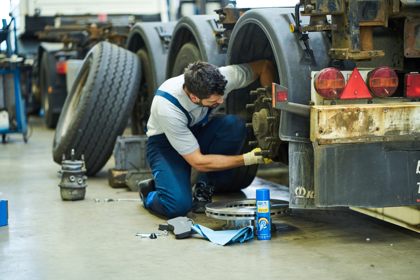 Wartungs- und Reparaturarbeiten am Bremssystem gehören zu den Standardarbeiten in einer Nutzfahrzeug-Werkstatt. Doch ein fachgerechter Bremsenservice umfasst weitaus mehr als den bloßen Ersatz von Verschleißteilen.