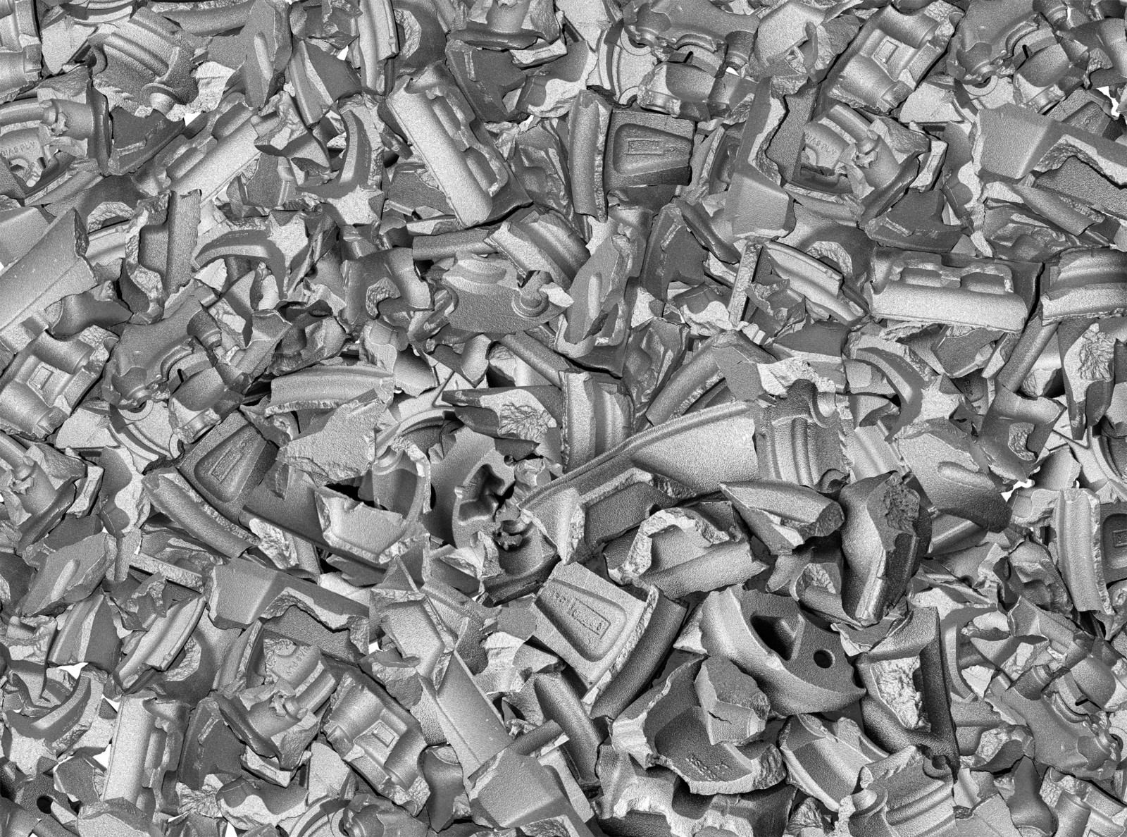 Geschredderte Felgenreste sind Teil des Ausgangsmaterials – Nabentöpfe, Speichen und Teilenummmern sind noch zu erahnen