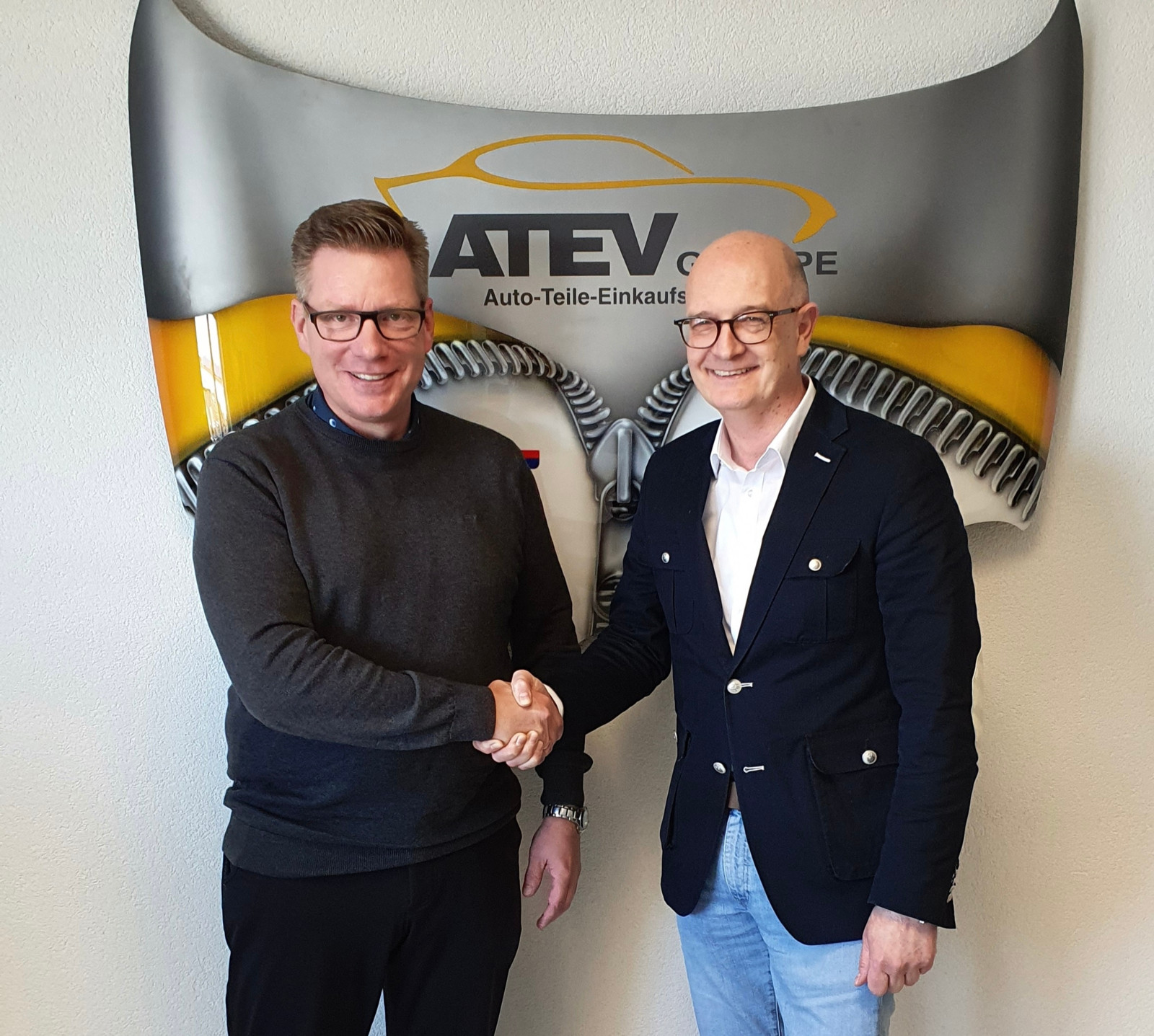 Vertiefen die Zusammenarbeit: Sven Griebert, Geschäftsführer des ATEV Verbands, und Raphael Eckert, General Manager Sales & Marketing Components von GS Yuasa Germany. 