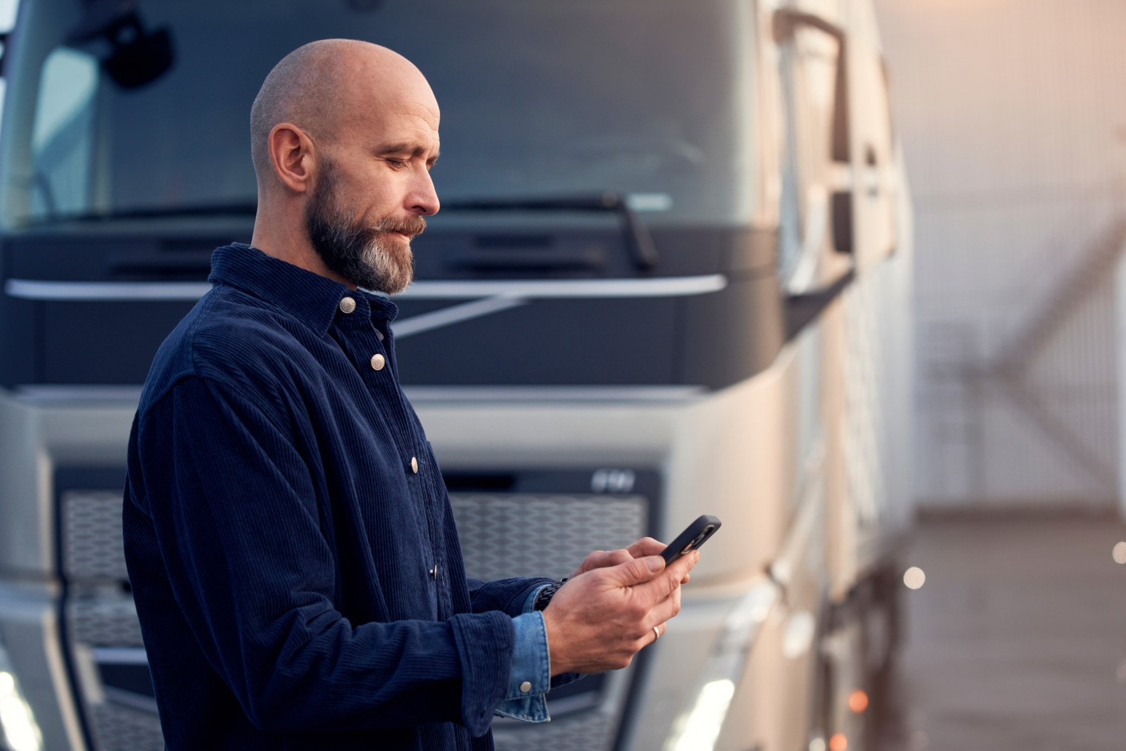 Über eine App können Lkw-Fahrer und Disponenten Daten aus dem Fahrzeug abrufen sowie Voreinstellungen vornehmen.                  