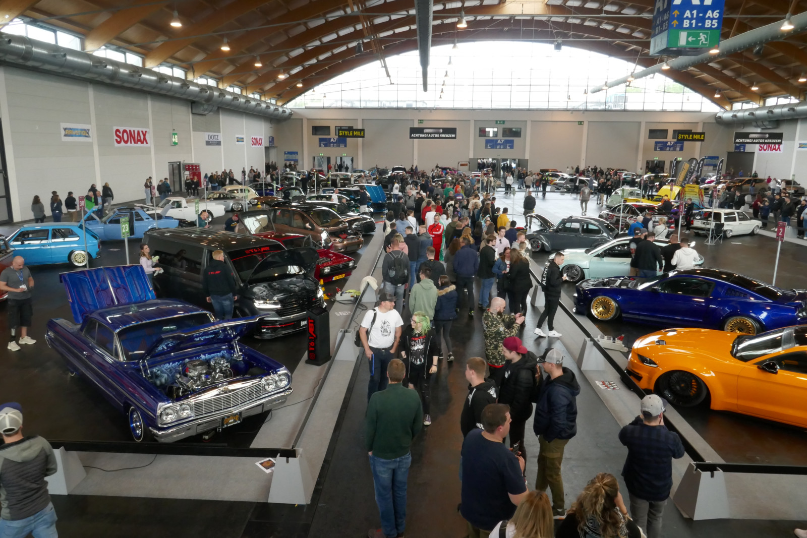 Messe meets Festival: Die Community ist bei einer Tuning-Schau immer Teil der Ausstellung und bereichert die Messehallen mit ihren automobilen Kunstwerken.