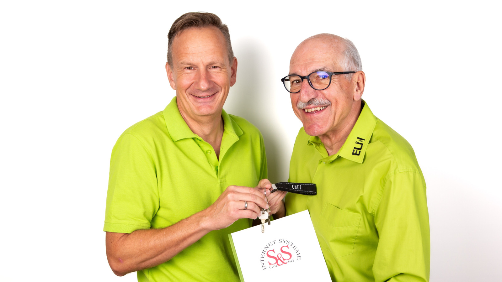 Walter Schiel (rechts) hat die Schlüssel für sein Unternehmen S&S Internet Systeme an Markus Hamacher übergeben. 