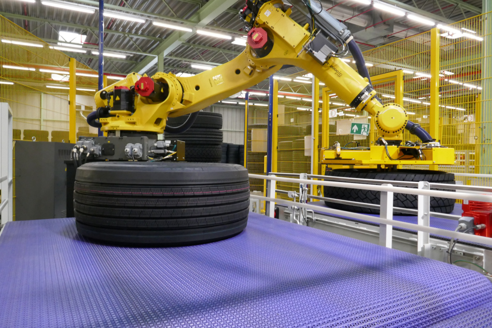 Die Roboterhände in Signalfarbe mussten erst ein Gefühl für die verschiedenen Reifen und Räder entwickeln: Die Programmierung mit Sicherheitsparametern war eine wichtige Voraussetzung für den erfolgreichen Hochlauf der MAN-Montagelinie zwischen September und Dezember 2018.