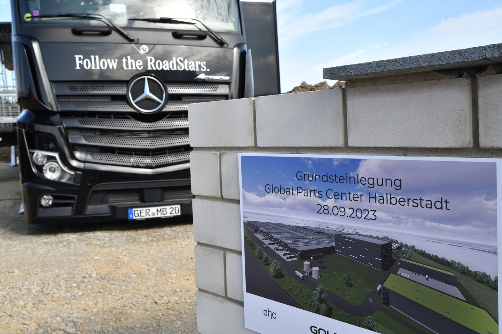 Grundsteinlegung von Daimler Truck in Halberstadt, Sachsen-Anhalt, am 28. September 2023: Mercedes-Benz Lkw errichtet zentralen Logistikstandort für weltweite Ersatzteilversorgung.
