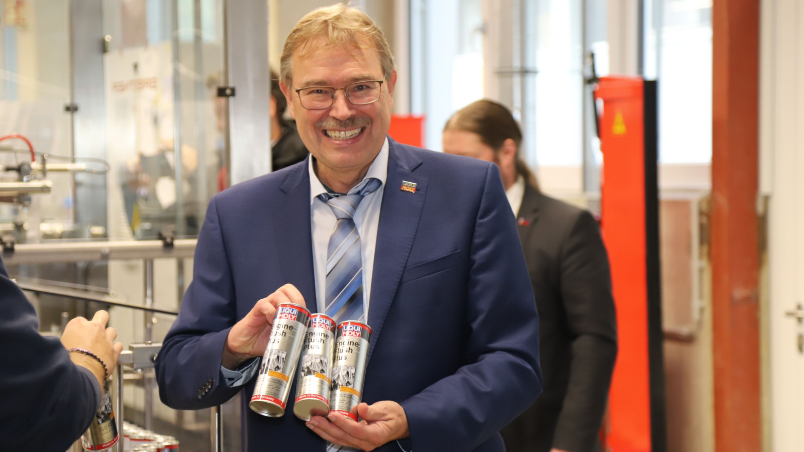 Liqui Moly Geschäftsfüher Günther Hiermaier freut sich über den Inbetriebnahme der neuen Produktionsanlage.  