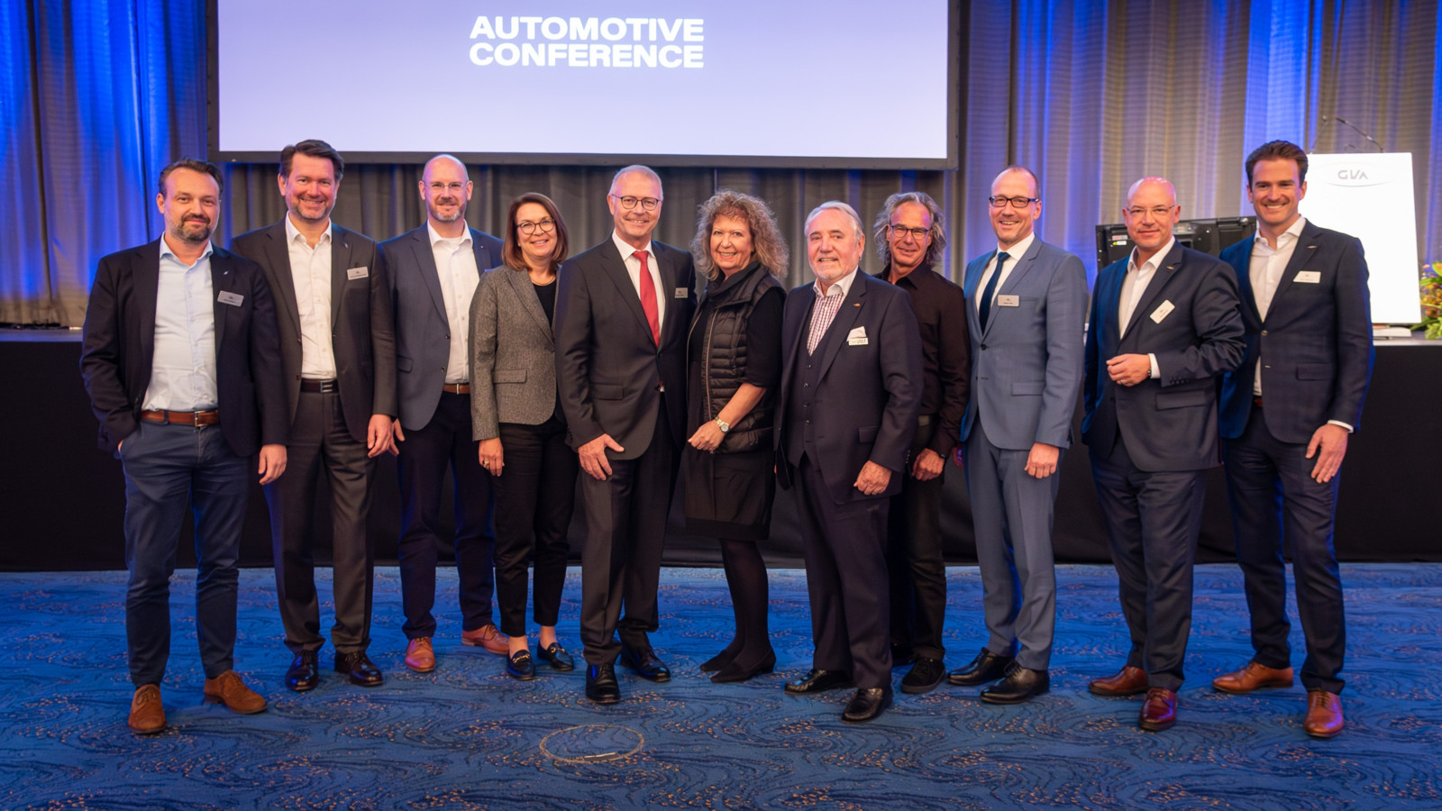 Gut gelaunt präsentierte sich das GVA-Präsidium auf der Automotive Conference im November in Hannover. Mit dabei waren die ehemalige Geschäftsführerin Marita Kloster (Mitte) und der langjährige GVA-Präsident Hartmut Röhl (rechts daneben), der seit Amt 2022 an seinen Nachfolger Thomas Vollmar übergab. 