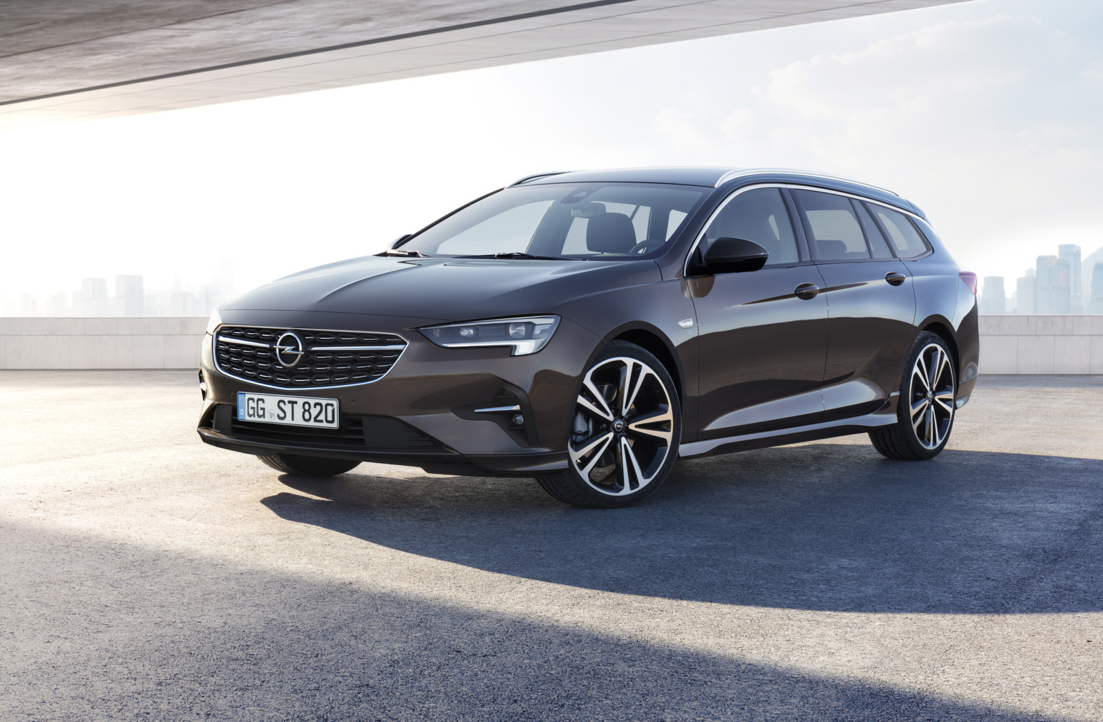 Die Maßnahme betrifft über 9.300 Opel Insignia in Deutschland. International müssen sich den Angaben zufolge 19.000 Fahrzeuge einem Software-Update unterziehen.