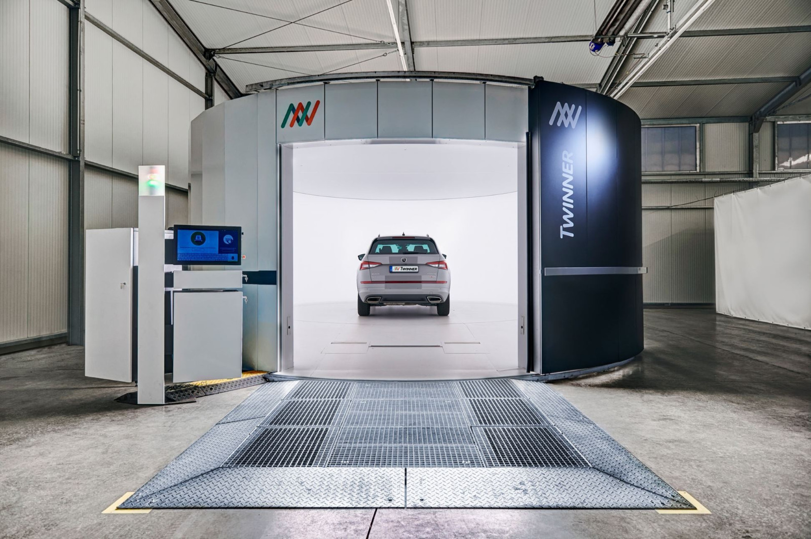 Die Twinner GmbH bietet seit 2017 Schadenscanner u.a. als Remarketing-Hilfe an. Im Bild ist ein entsprechender „Twinner-Space“, der 2021 am Renault-Standort in Flins-sur-Seine eingeweiht wurde.