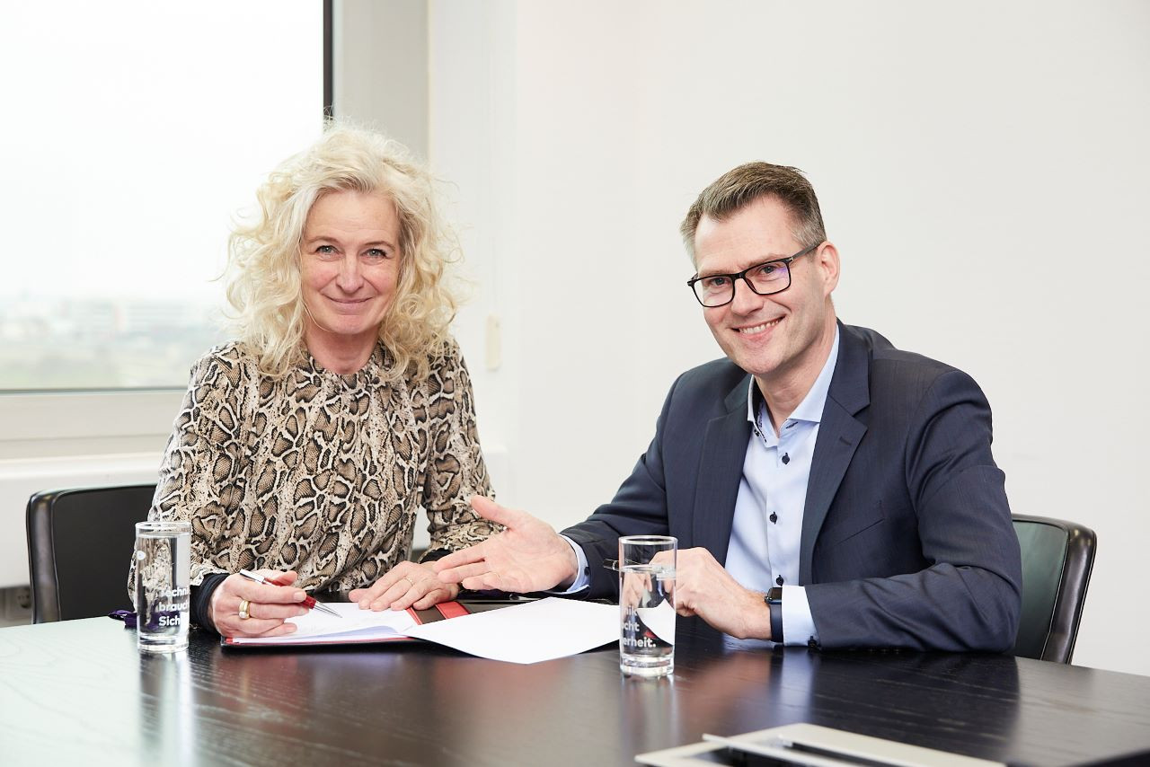 Unterzeichnung der Kooperationsvereinbarung durch Tobias Plester, Geschäftsführer der SSH GmbH (rechts) und Gabriele Schmidt-Rauße, Geschäftsführerin der GTÜ mbH (links)