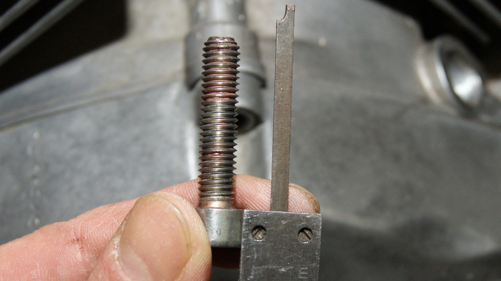 Bei Grundloch- und Durchgangsgewinden ist die Gewindetiefe zu messen, damit die Schraube nach der Reparatur ganz eingedreht werden kann.